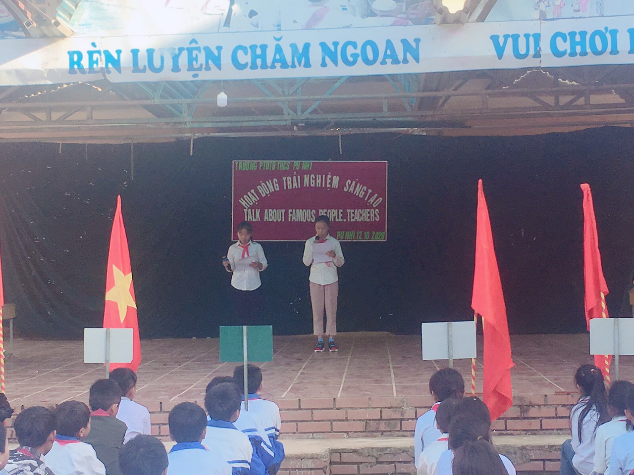 Trường PTDTBT THCS Pu Nhi tổ chức hoạt động trải nghiệm sáng tạo trong dạy học môn Tiếng Anh 8, 9 với chủ đề: “Write and talk about a teacher or a famous person in Viet Nam you like best”