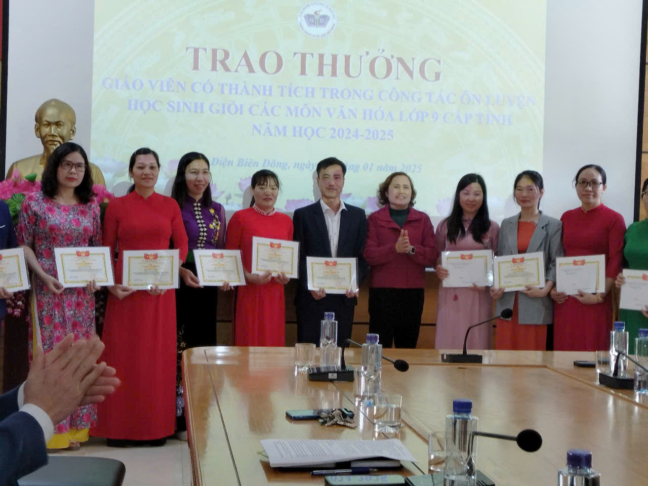 TRAO THƯỞNG GIÁO VIÊN CÓ THÀNH TÍCH TRONG CÔNG TÁC ÔN LUYỆN HỌC SINH GIỎI CÁC MÔN VĂN HÓA LỚP 9 CẤP TỈNH NĂM HỌC 2024 - 2025