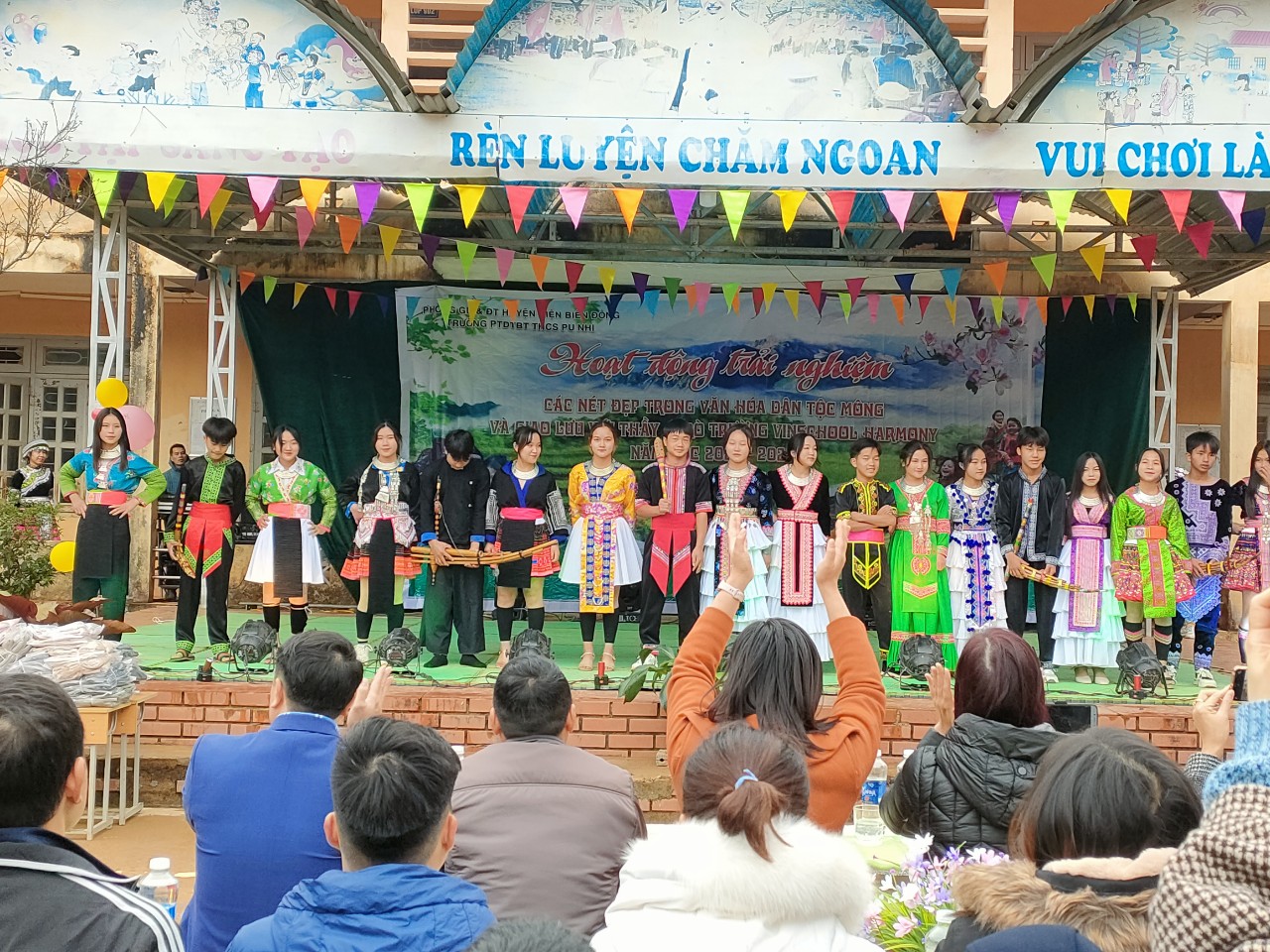 Hoạt động trải nghiệm "Nét đẹp truyền thống dân tộc Mông"